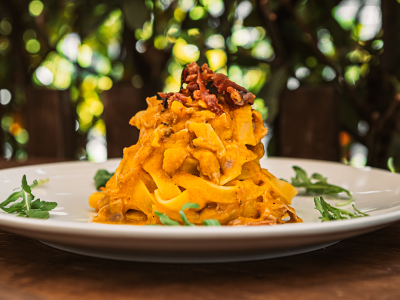 "Piatto tipico abruzzese fatto dai cuochi della Rusticana, le Tagliatelle al ragù".