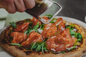 Parmigiano sulla pizza_ La Rusticana Ristorante Pizzeria